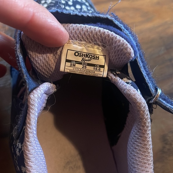 Oshkosh sneakers 9T - Picture 4 of 6